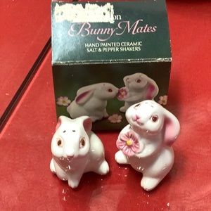 Vintage Avon Bunny Mates salt and pepper shakers. 1983 like new